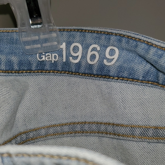 Euc Gap distressed jeans - Picture 5 of 6